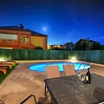 Orange With Heated Pool And Parking Holiday home *