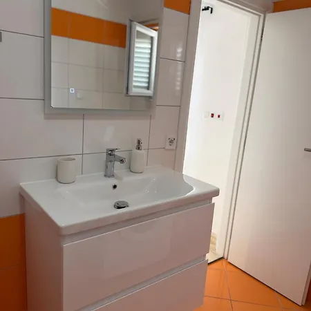 Orange Peaceful Retreat زادار