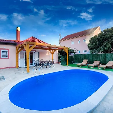 柑橘度假屋-带温水游泳池和停车场