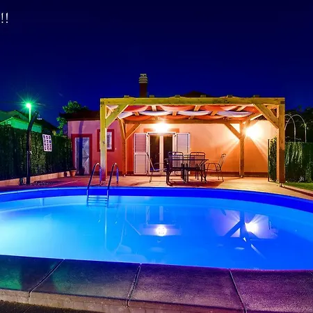 度假居 柑橘度假屋-带温水游泳池和停车场 扎达尔