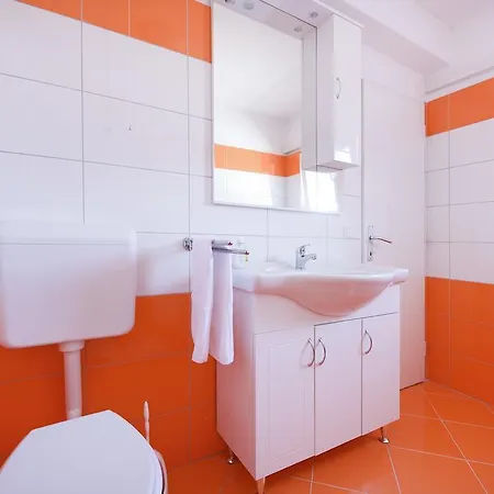 度假居 柑橘度假屋-带温水游泳池和停车场 扎达尔