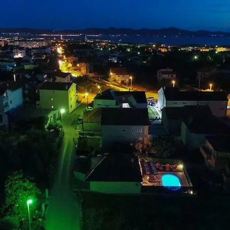 柑橘度假屋-带温水游泳池和停车场 度假居