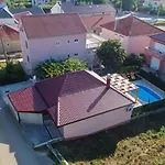 Nyaraló Orange With Heated Pool And Parking