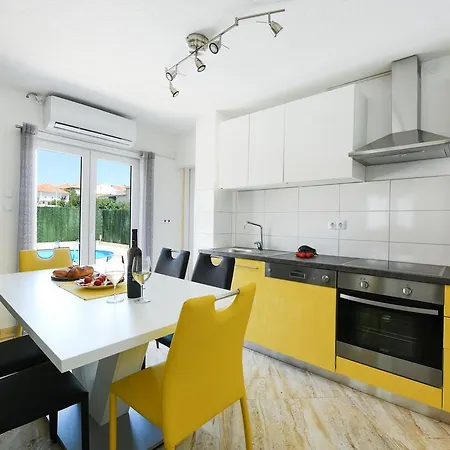Vakantiehuis Orange With Heated Pool And Parking Zadar