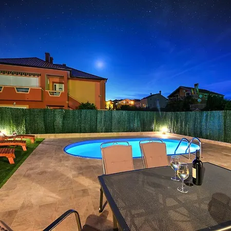 Orange With Heated Pool And Parking Holiday home *