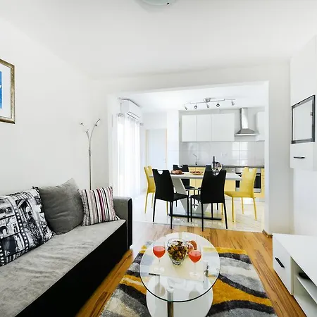 Orange With Heated Pool And Parking Zadar
