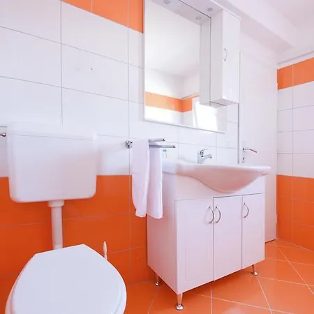 Orange With Heated Pool And Parking