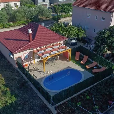 Orange With Heated Pool And Parking Nyaraló *