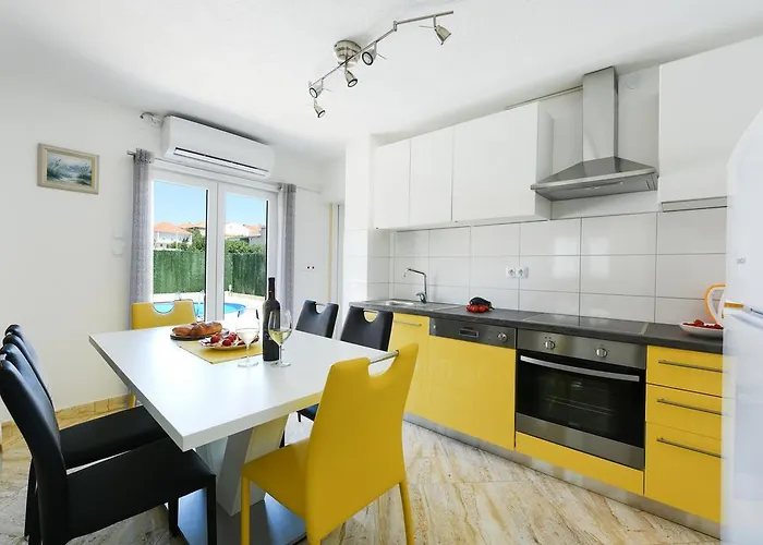 Semesterbostad Orange With Heated Pool And Parking Zadar