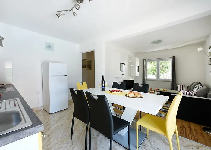 Orange With Heated Pool And Parking *