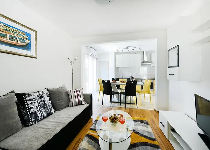 Orange With Heated Pool And Parking Zadar