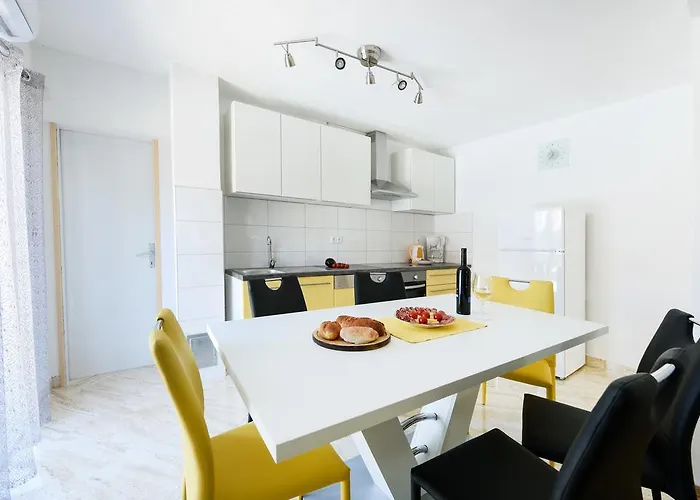 Holiday home Orange With Heated Pool And Parking Zadar