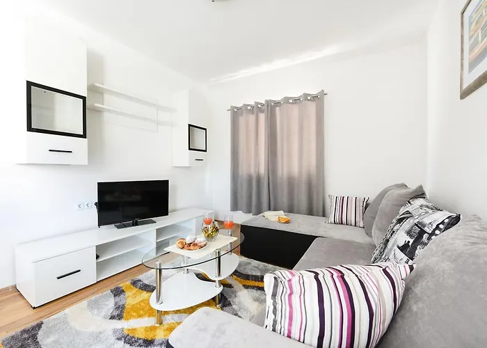 Semesterbostad Orange With Heated Pool And Parking *