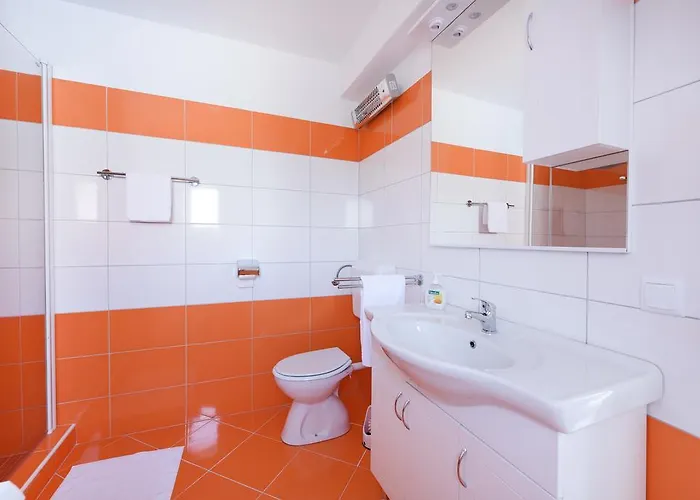 Orange With Heated Pool And Parking Semesterbostad