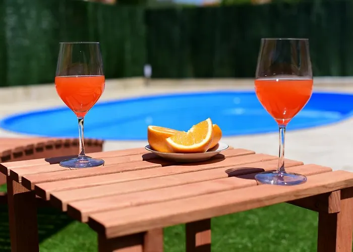 Semesterbostad Orange With Heated Pool And Parking *