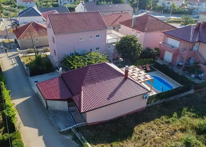 Holiday home Orange With Heated Pool And Parking