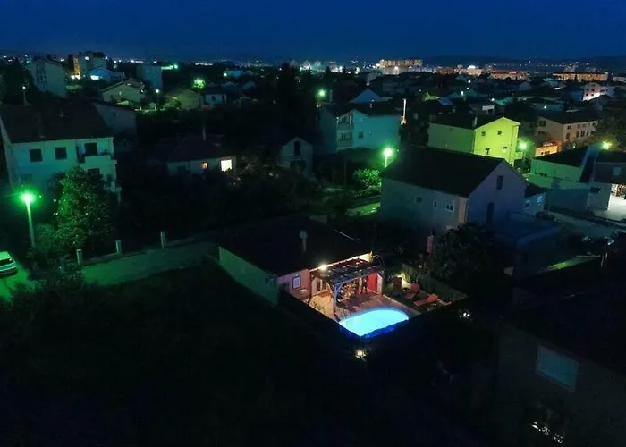 Orange With Heated Pool And Parking Zadar